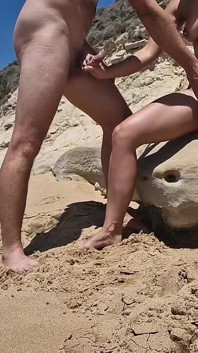 알몸으로 자위하는 여자에게 다가와 핸잡으로 도와주는 낯선 남자