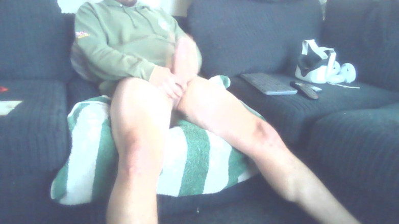 Straight man doing gay porn: Ayuda a poner mi polla dura, me masturbo sola para...