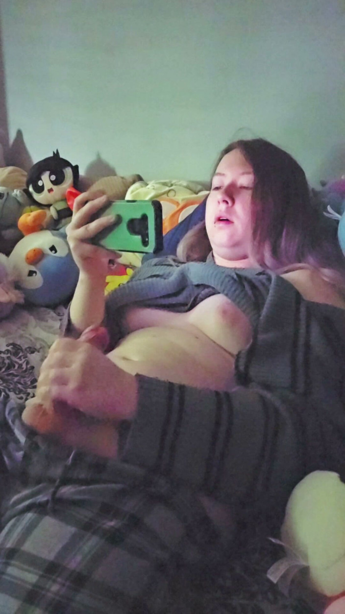 Real Gril: トランス女性がポルノを見て自慰行為をする