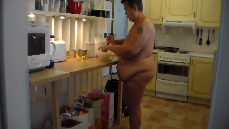 Sex hub couple: Jen is baking nude