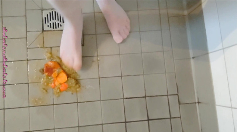 Carmen_Nylonjunge: Footplay in pantyhose with fruit