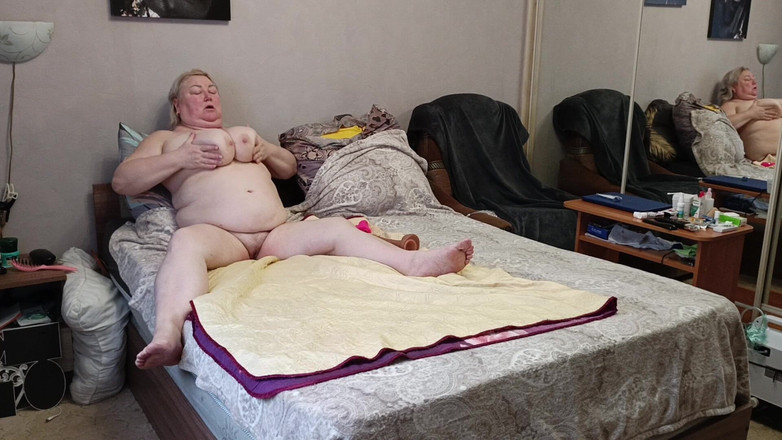 Zona901: Macocha rucha swoją ogromną cipkę z zabawkami erotycznymi do orgazmu