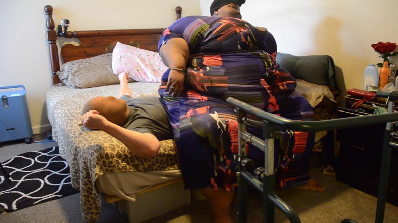 Full Weight Productions: Mz Fluff rozbije Matta do její postele