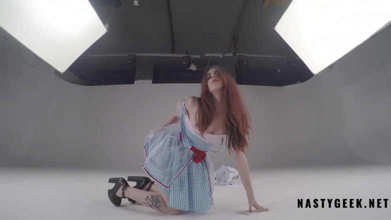 PurefilmsTv: Excitat Alice în Țara Minunilor are parte de striptease și ejaculare pe cameră