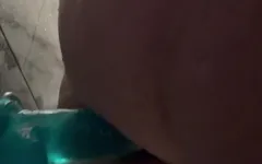 Un grande dildo nella doccia