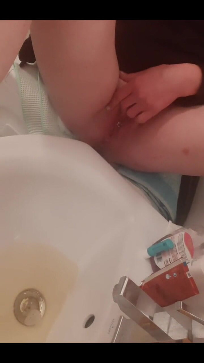 CyntiaCymes: Pee Into Sink