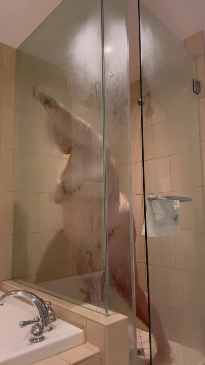 SofieeSoles: खूबसूरत विशालकाय महिला शॉवर में गीली हो जाती है