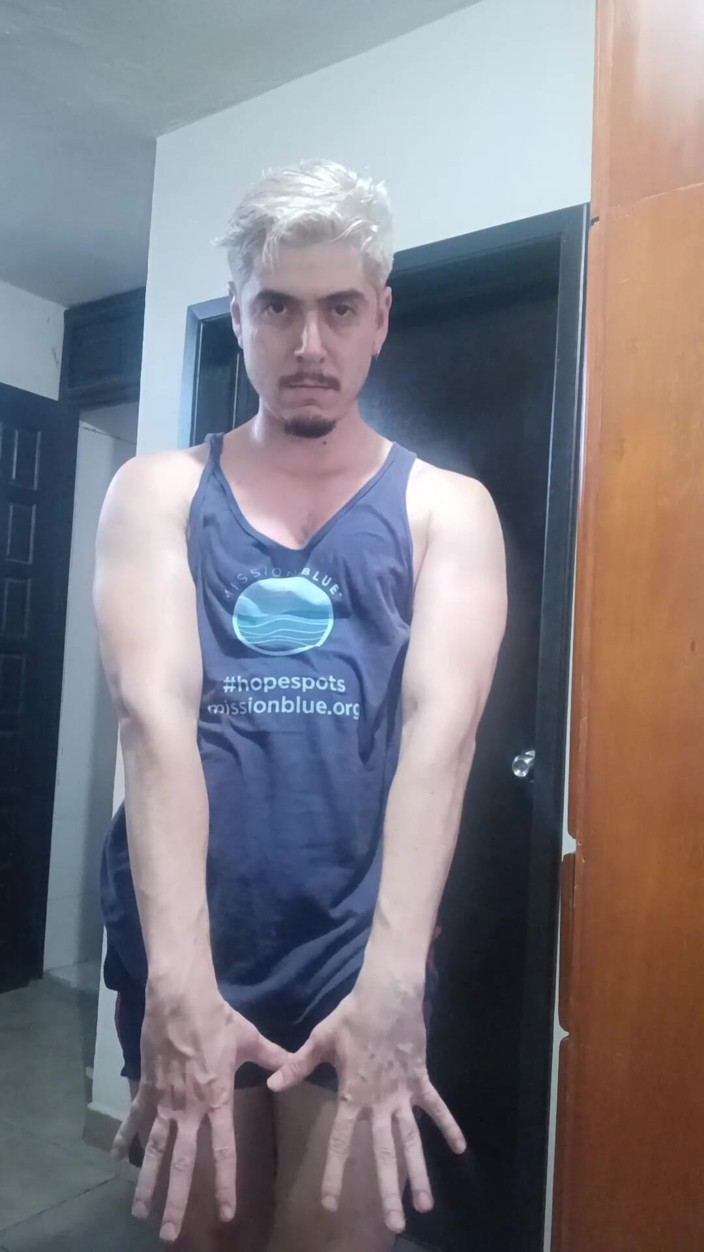 TabascoJake: Yakışıklı adam esnetiyor ve soyunuyor