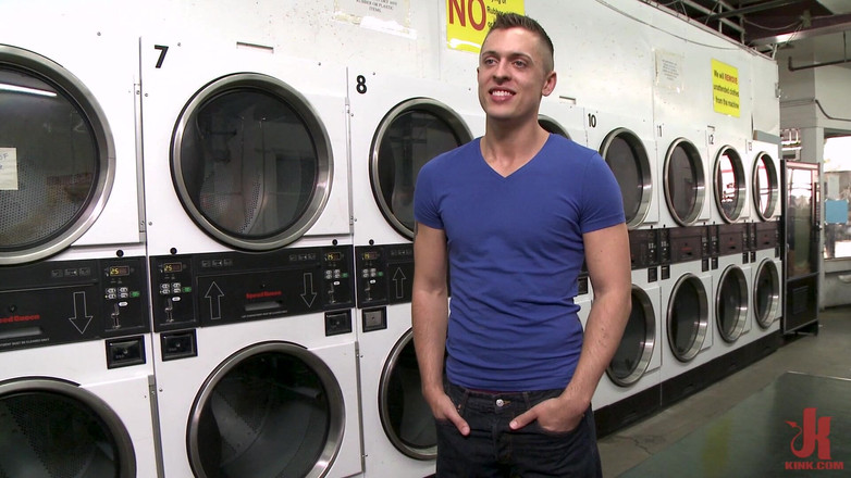 Kink Men Classics: Tyler Rush：在肮脏的洗衣店里被边缘、折磨和群交