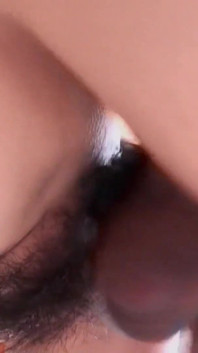 Ayumi Kisa se masturba el coño peludo con juguetes sexy y luego se la follan