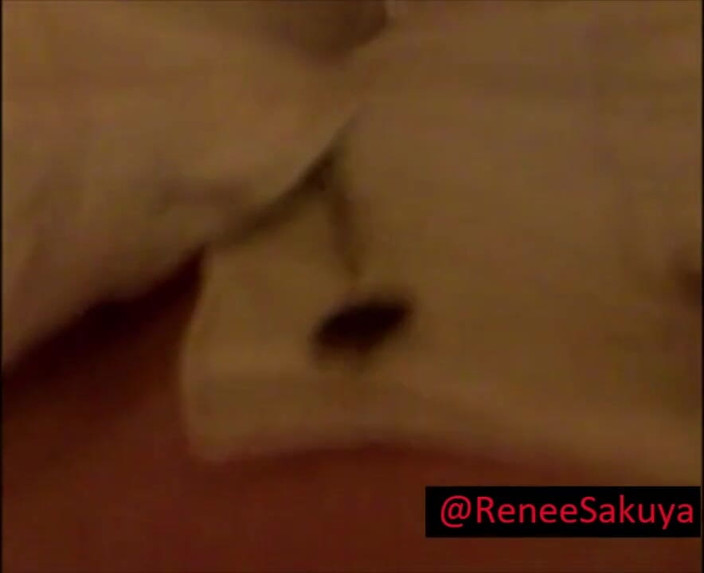 Renee Sakuya: トイレでおしっこをする