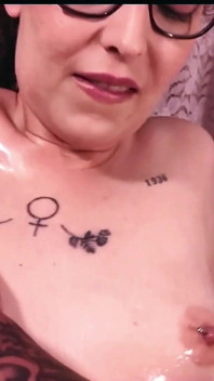Tatuerad vit tonåring suger av sin styvbror och sitter tills hon kommer