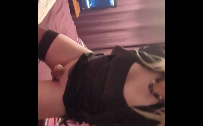 NikkiGee: Yatmadan önce gevşeme, çorap, kısa etek ve topuklu ayakkabılar!