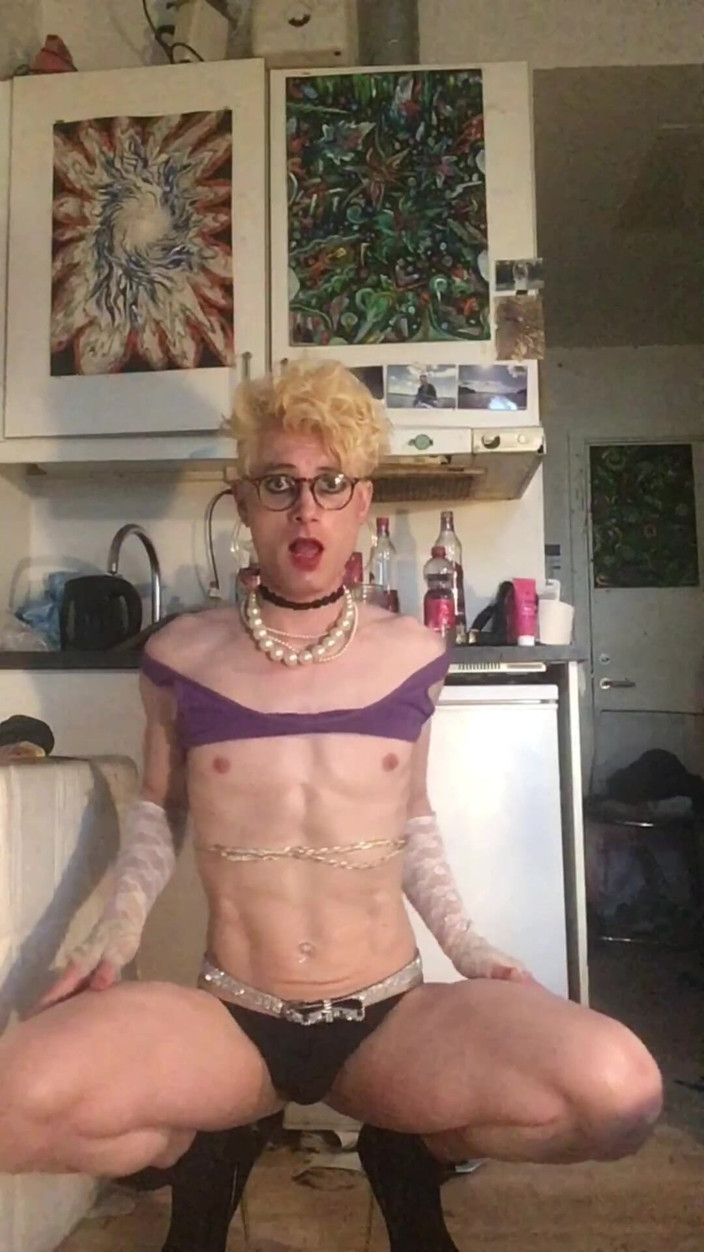 Sissy Cindy Slut: Jes, salope blanche et blonde mince, s’exhibe
