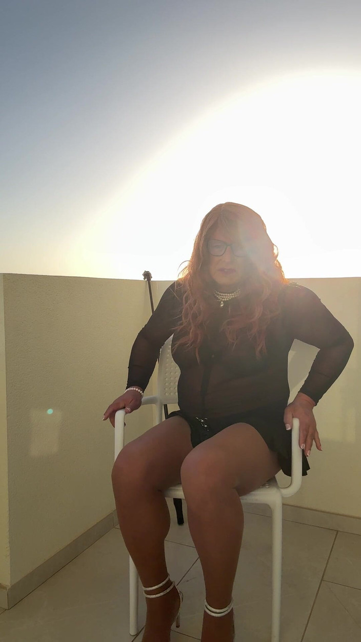 Kellycd2022: La sexy travestita kellycd2022 in collant beige e tuta nera