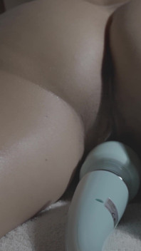 Mi sdraio in cima al mio fidato vibratore Hitachi per raggiungere un intenso orgasmo.
