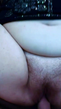 Madura extremadamente gorda es atrapada masturbándose en el bosque y le dan una gran polla