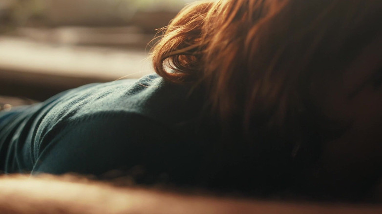 RedLili: 赤毛のTガールが屋外でパパのチンポをしゃぶる