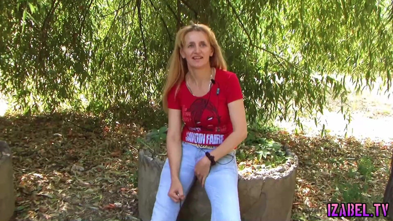 Izabel tv: Matură care își arată țâțele în aer liber
