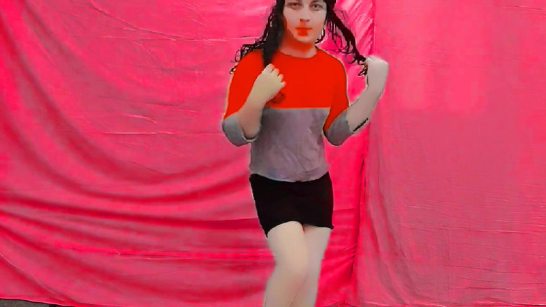 Kitty_Cross: Sladká Shemale pevně objímající polštář, zatímco se plachě usmívá