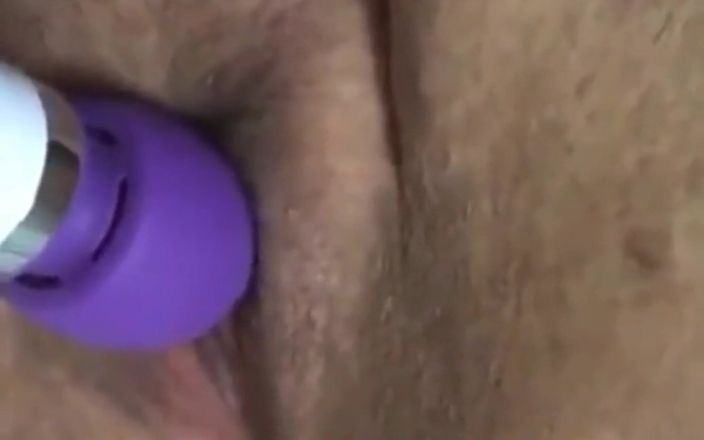 Real homemade BBW BBC porn: छड़ी वाइब्रेटर के साथ मेरी चूत के अंकुर को उत्तेजित करना तीव्र चरमसुख ले रहा है
