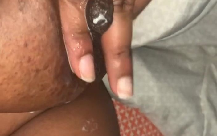 Super sexy ebony cuties: 寝転がって乳首を絞って授乳中