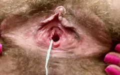 나는 내 단계 동안 두 번 왔다! 젖은 오르가즘을 느끼는 털이 무성한 보지 큰 클리토리스 클로즈업
