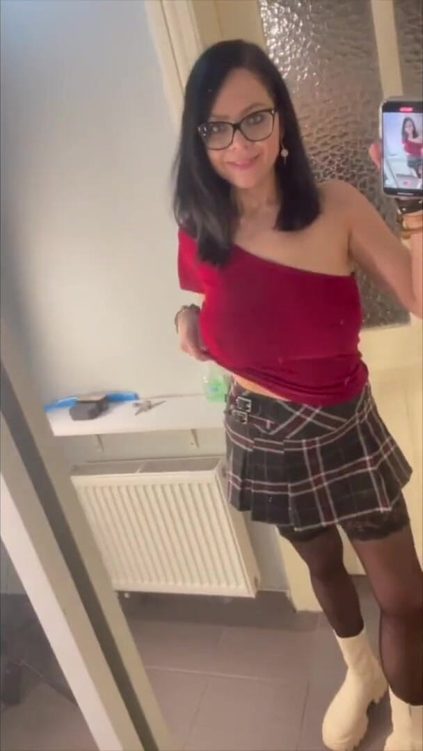 Shione Cooper: Vidéo selfie, masturbation en mini-jupe et bas