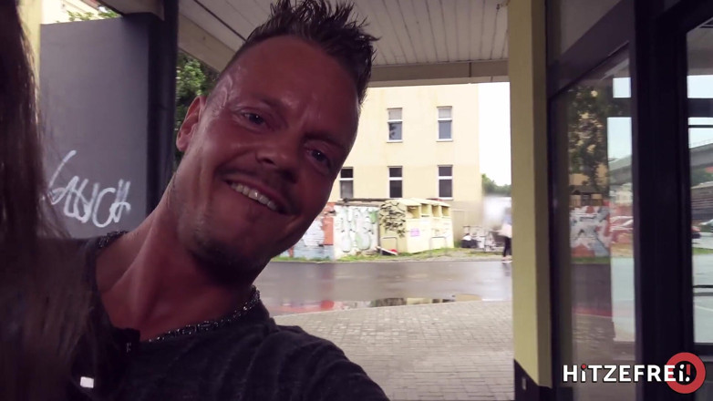 Hitzefrei: Tiener Alessandra Amore geneukt onder een brug
