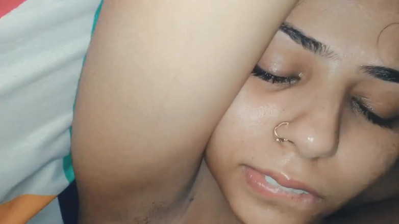 Hot Sis: Azgın üvey kız kardeş bebek seksi ve büyük yarakla yatakta eğleniyor