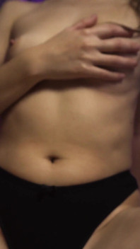 İnce orta yaşlı seksi kadın kamerada kendini okşuyor