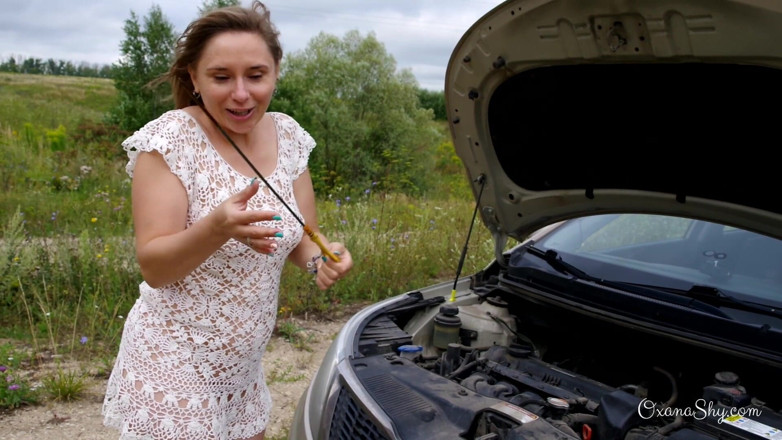 MILF Oxana: Dumb blonde and stalled car