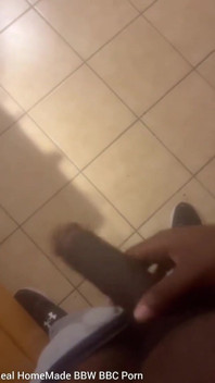 Accarezzo lentamente il mio grande nero gemendo e gemendo