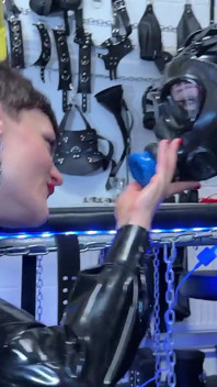 Sesiuni de Mistressae cu Princess Latex de cauciuc Doll: Experimentul Sybian