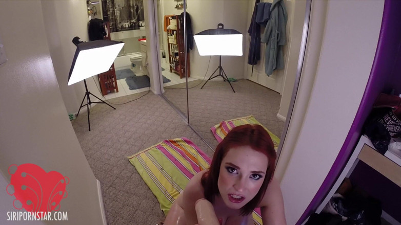 Siri Pornstar: Vollbusiger Pornostar Siri spielt mit einem dildo!