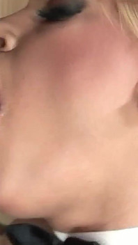 La teen bionda dai seni grandi con le pulizie britney fa sesso anale in una villa