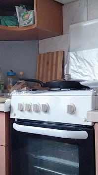 Belle-mère sexy nue dans la cuisine, chatte poilue latina, gros seins, gros cul