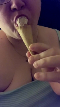 La fan bbw culona richiesta di leccare il gelato