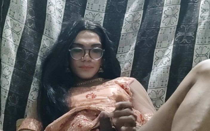 Keerthanakeerthi95: Indiana transsexual gozando em Lehanga tradicional e comendo seu próprio...