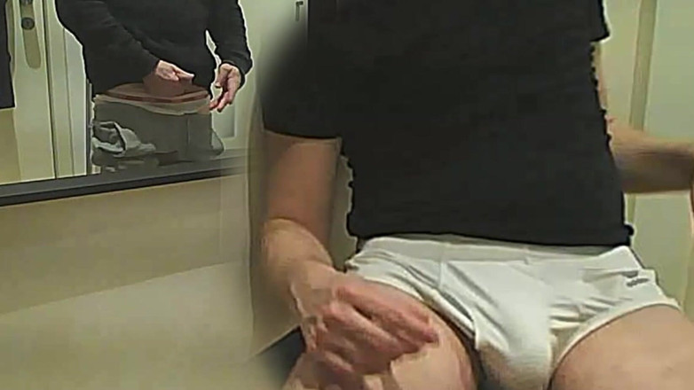 AmateurBoysPissing: 素人の少年がルームメイトの白いブリーフに数滴おしっこをかける