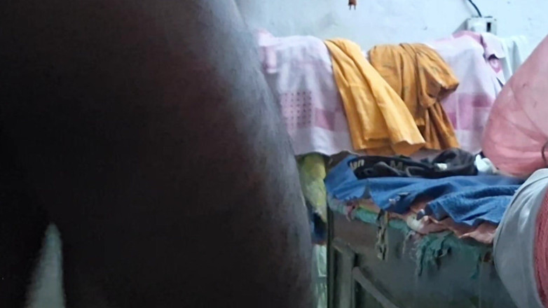 Busty Banuu: Pepek bhabhi Banuu yang bertetek besar dikongkek oleh meletakkan batang...