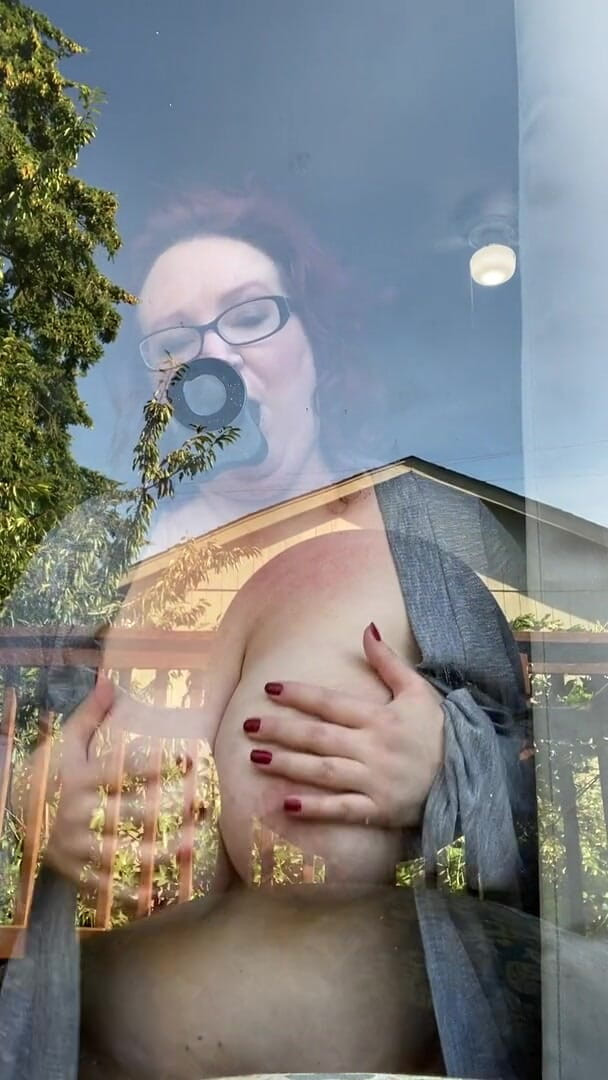 Rose Westt Studios: Gordas mostra habilidades de boquete com vibrador em sua porta...