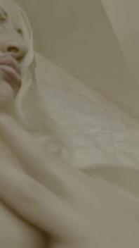 她的男朋友离开了她，她靠和朋友的女同性恋来安慰自己