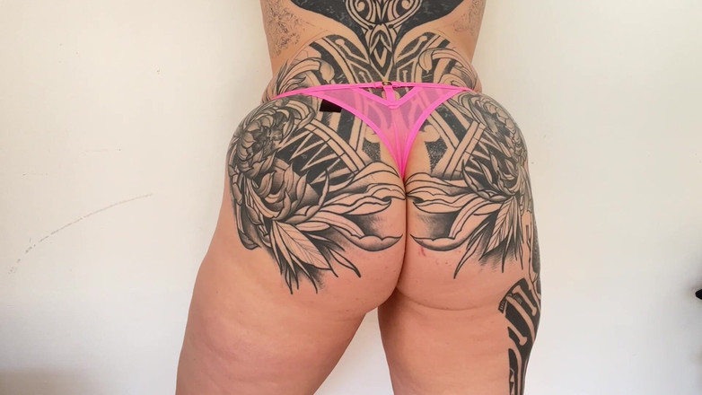 Miss Valentina: Diosa tatuada chupando el culo