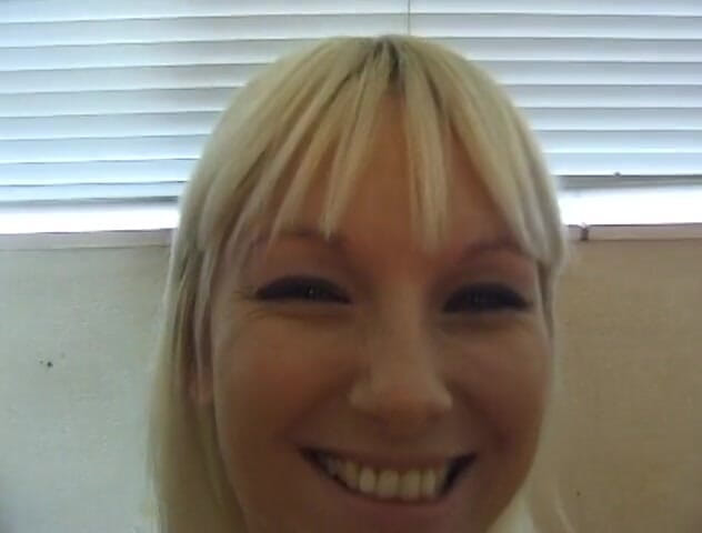 Flash Model Amateurs: Deliciosa chica rubia le encanta mostrar su cuerpo sexy