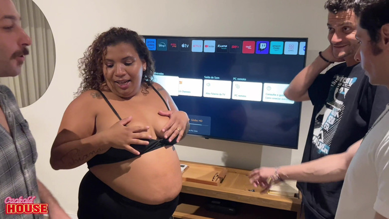 CuckoldHouse: Una BBW Traviesa Llamó a Unos Amigos Para Arreglar Un...