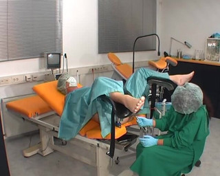 Rubber & Clinic Studio - 1ATOYS: muththi ghusaane ke saath enleksam