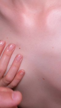 그녀의 작은 젖탱이에 사정하고 싶어하는 귀여운 18살 소녀!