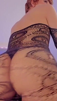 Sexy comel femboy Ken meneroka pantatnya yang gemuk dengan mainan