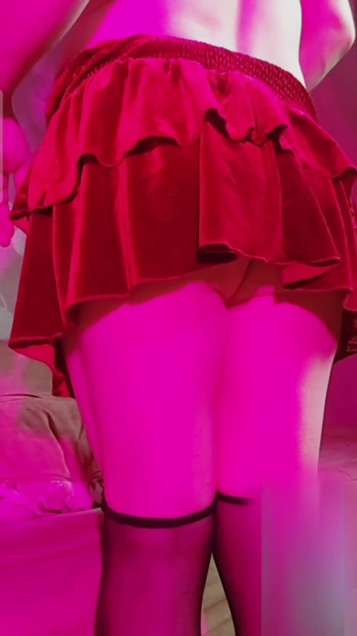 Kitty_Cross: Güzel kadın kılıklı kadın büyük birkaç ateşli etek giyiyor